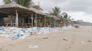 Construyendo resiliencia en Santa Elena:  ESPOL sensibiliza a poblaciones costeras frente a riesgos marinos